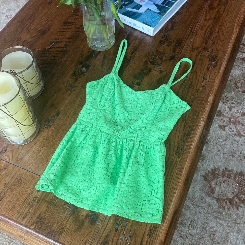 Lilly Pulitzer Gardenia Top in New Green and Daisy Lane Lace Print. Size: 2